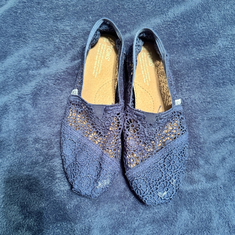 Toms lightly worn Alpargata CloudBound crochet slip on shoes in navy - W8